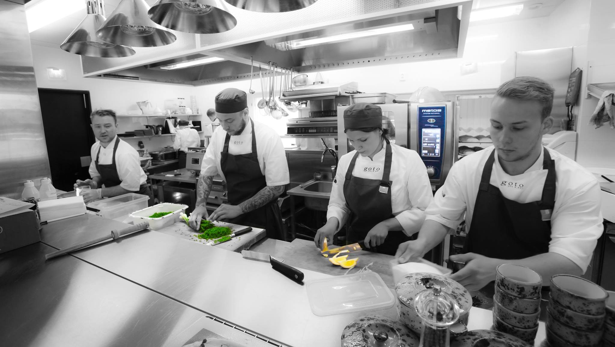 Kokker i arbeid på kjøkken